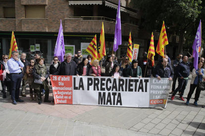 Miembros de CCOO concentrados ayer junto a la sede del sindicato en Lleida.