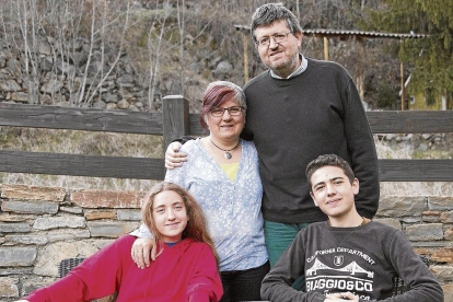 Imma Bellera, Jordi Abella y sus dos hijos, Genís y Àssua Bellera Abella.