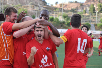 El Alpicat celebra el gol que le dio la primera victoria de la temporada, en el campo del Igualada.