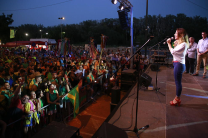 Un moment del pregó ahir de la presentadora lleidatana Ares Teixidó a les festes de Pardinyes davant de nombrosos assistents.