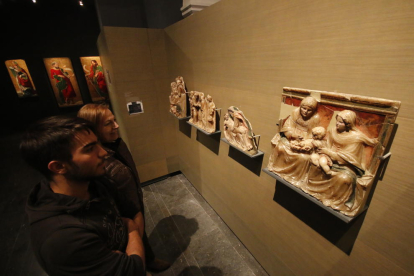 Visitantes del Museu la semana pasada ante obras de Sigena.
