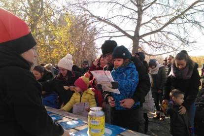 Los organizadores de la jornada familiar en el parque de la Mitjana de Lleida recaudaron fondos para la Marató de TV3.