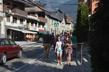 Turistas ayer en las calles de Vielha, uno de los municipios declarados turísticos a efectos comerciales.