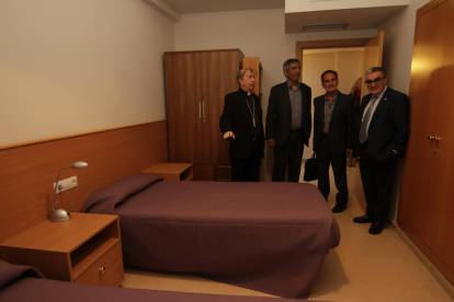 El obispo, los responsables de Sant Joan de Déu y Àngel Ros, ayer en una de las habitaciones del centro.