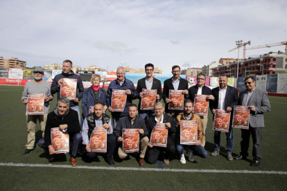 Autoritats i organitzadors van posar ahir sobre la gespa del camp principal de l’Atlètic Segre durant la presentació de la Copa Atlas.