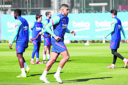 Araujo, durante la sesión de entrenamiento de ayer del FC Barcelona.