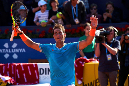 Rafa Nadal celebra la victoria, ayer en su estreno en el torneo Conde de Godó.