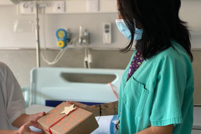 El hospital Arnau de Lleida regala cajas de recuerdos a familias para facilitar el duelo perinatal