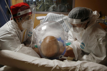 Sanitaris atenen un pacient amb coronavirus en un hospital italià, aquest divendres.