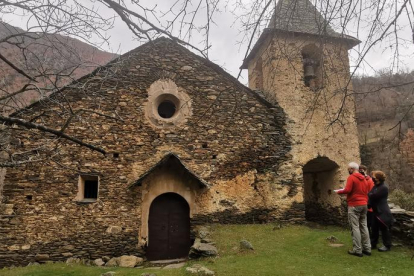La façana principal de l’església d’origen romànic de Besan, al Parc Natural de l’Alt Pirineu.