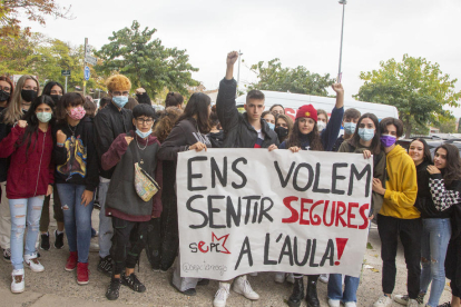 Protesta de alumnos de la Escola Ondara de Tàrrega el jueves por los comentarios de un profesor. 