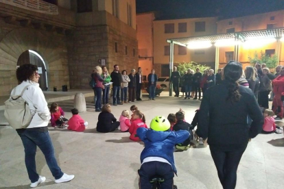 Lectura de un manifiesto delante del edificio del Rectorado en Lleida.