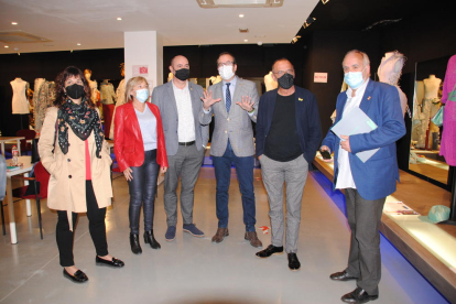 Los alcaldes de Tàrrega, Les Borges, Balaguer, Mollerussa, Lleida y Cervera, en el Museu dels Vestits de Paper de la capital del Pla.
