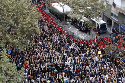 Manifestantes ayer en Barcelona ante la sede del Partido Popular de Catalunya.