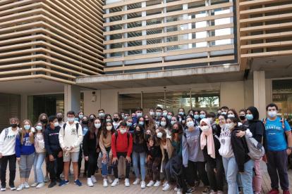 Fotografía de grupo de los 54 alumnos del Institut de Seròs que estrenaron ayer la nueva iniciativa del IRBLleida. 