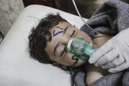 Un niño recibe tratamiento médico después de sufrir un supuesto ataque químico.