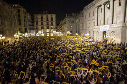 Unes 8.000 persones van omplir la plaça Sant Jaume de Barcelona a la concentració d’ahir.