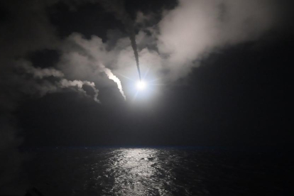 Fotografia cedida per l'Oficina d'Informació de la Marina de los Estados Units que mostra la nau destructora de míssils USS Porter al moment de llançar un atac amb míssils Tomahawk al Mar Meditarráneo, aquest divendres 7 d'abril de 2017.