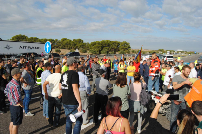 Manifestantes cortaron la A-2 en Torrefarrera durante cuatro horas. 