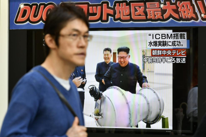 Un hombre pasa por delante de una pantalla de televisión en Tokyo que muestra al líder norcoreano, Kim Jong-un en su prueba nuclear.