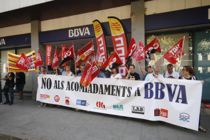 Els sindicats manifestant-se ahir en un BBVA de Lleida.