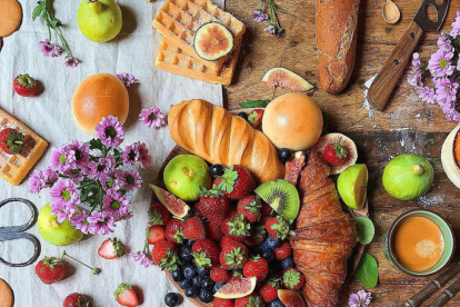 La fruita, els derivats lactis, el pa i les torrades, productes bàsics per a un esmorzar equilibrat.