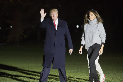 El presidente estadounidense, Donald Trump, junto a su esposa en los jardines de la Casa Blanca.
