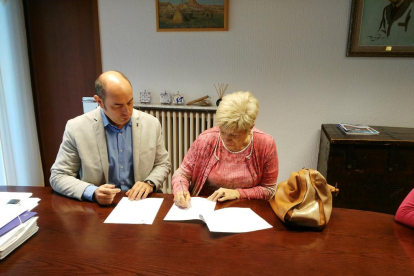 El alcalde, Jordi Ignasi Vidal, en la firma de la cesión del local.
