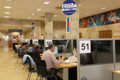 Las oficinas de la Agencia Tributaria en Lérida durante el periodo de declaración de la renta.