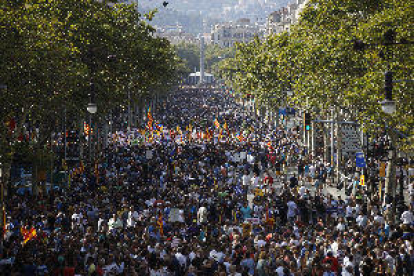 Miles de personas desbordan el centro de Barcelona en contra del terrorismo