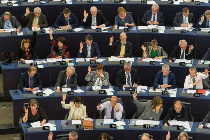 Delegats assisteixen i voten en un ple d’ahir al Parlament Europeu a Estrasburg.
