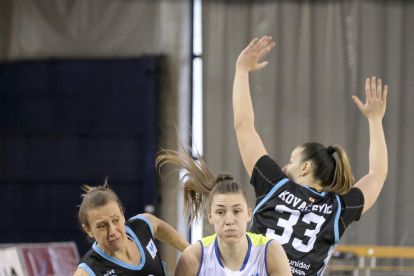 Laure Resimont supera la pressió d’Adrijana Knezevic i Bojana Kovacevic.