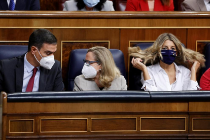 Imagen de archivo de Pedro Sánchez, Nadia Calviño y Yolanda Díaz en una sesión del Congreso.