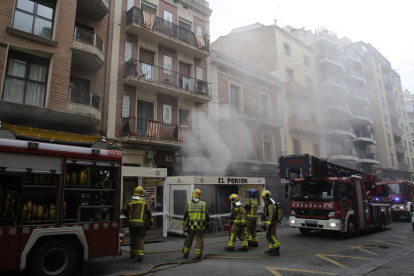 El fuego ha quemado la campana extractora de la cocina del restaurante situado en el número 53 de la calle Sant Martí de Lleida.
