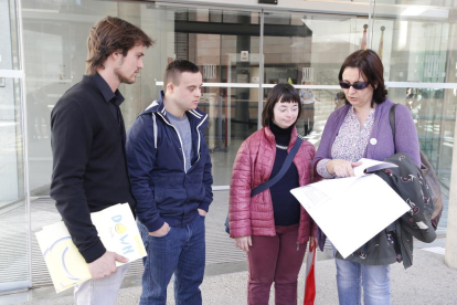 La presidenta de Down Lleida, dos dels joves vetats i un tècnic, el dia que van acudir al jutjat.
