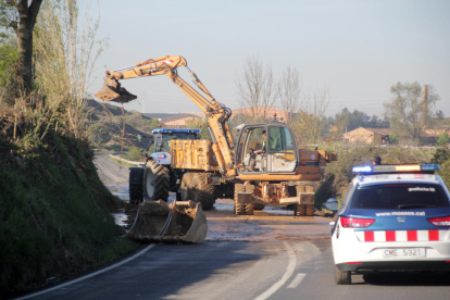 Los trabajos para reabrir la carretera entre Albatàrrec y Montoliu de Lleida tras el desprendimiento. 