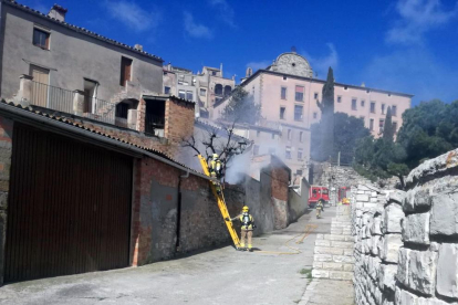 Els bombers van treballar en el foc d’una casa a Cervera.