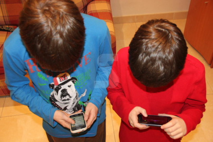 Niños con teléfonos inteligentes.