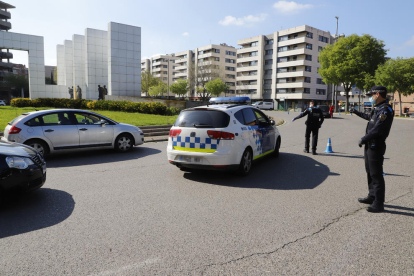 Un control policial durant el primer confinament a Lleida, l’abril de l’any passat.
