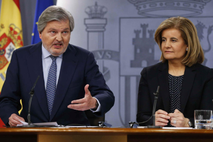 Els ministres Méndez de Vigo i Fátima Báñez a la roda de premsa posterior