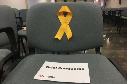 La silla de Junqueras y otros cargos de ERC encarcelados quedaron vacías y con un lazo amarillo por su liberación.
