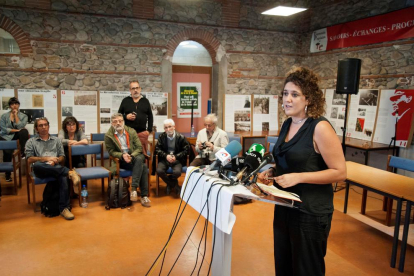 La secretaria general de ERC, Marta Rovira, muestra un cartel con el nombre de Oriol Junqueras.