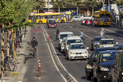 Un ciclista circula pel carril bici de l’avinguda Catalunya, que es va habilitar a finals del 2018.