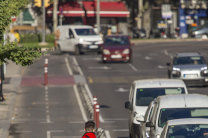 Un ciclista circula pel carril bici de l'avinguda Catalunya.
