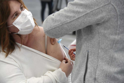 Un sanitario vacuna a una mujer en el Instituto Ferial de Vigo (Ifevi), en Pontevedra
