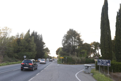 L’accés del camí de l’Albi a la carretera d’Osca, molt transitat.