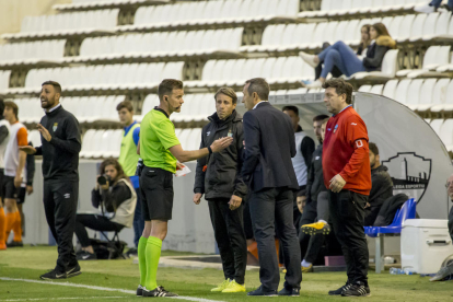Joan Carles Oliva discute con un técnico rival, en presencia del árbitro, el pasado domingo.