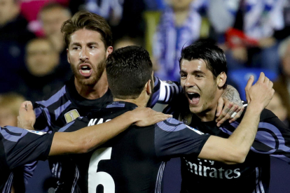 Ramos, Nacho i Morata celebren un dels dos gols que va marcar el davanter madridista. 