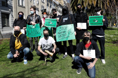 Manifestació davant de la seu de Spotify a Madrid aquest dilluns com a part d'una acció internacional que reclama justícia a la plataforma sueca 