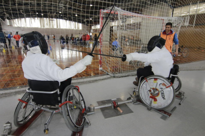 L’esgrima i el ciclisme amb ‘handbikes’ van ser algunes de les disciplines que es van practicar en la jornada multiesportiva.